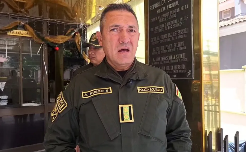 El comandante de la Policía, Augusto Russo, informa sobre los casos atendidos. Foto: Visión 360