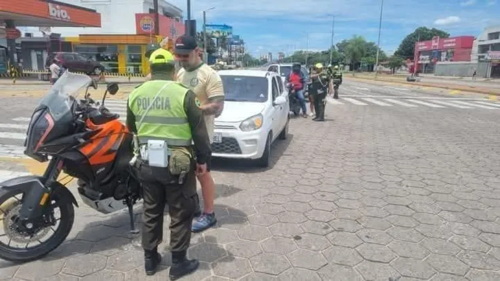 Un efectivo de la Policía efectúa el control. Foto: Por una Warnes mejor