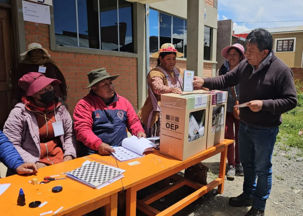 David Choquehuanca, vicepresidente de Bolivia, emite su voto en Huarina. Foto: Vicepresidencia del Estado