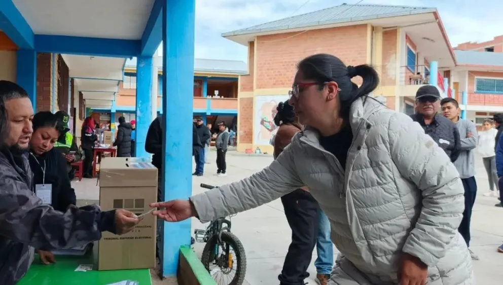 Eva Copa emite su voto: Alcaldía de El Alto