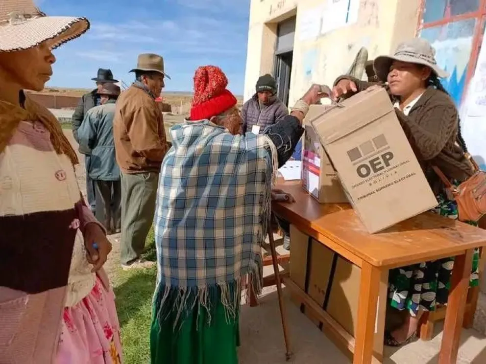 Los adultos mayores fueron también cumplieron en el área rural.  Foto: Vos TV  