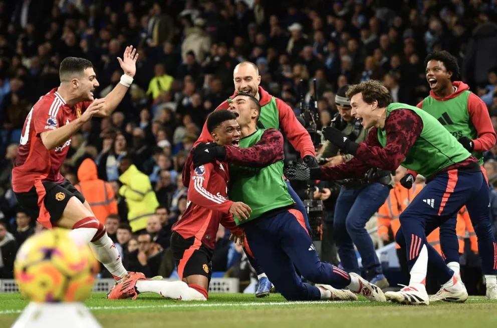 Amad Diallo (centro) es felicitado por sus compañeros después de convertir el segundo gol del United. Foto: EFE