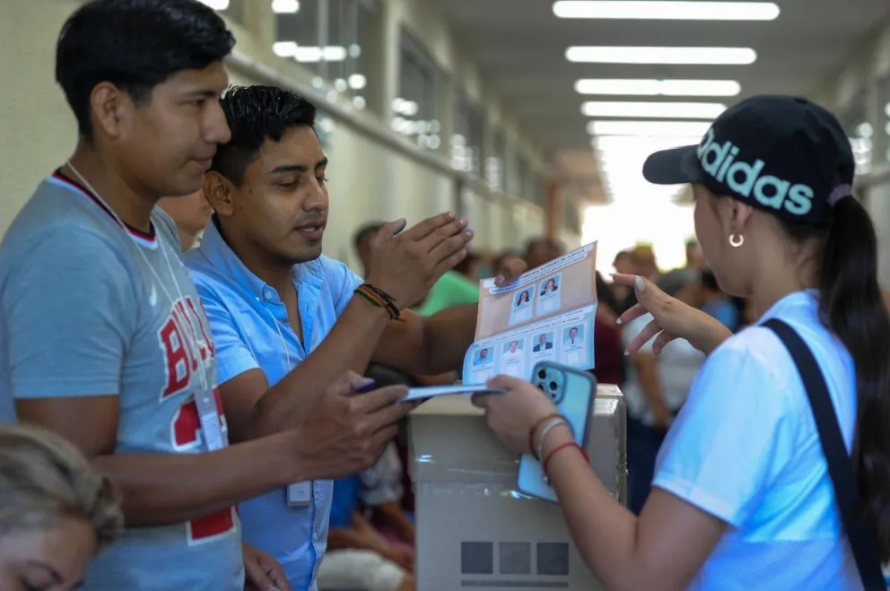 Una ciudadana vota en las pasadas elecciones judiciales de diciembre. Foto: APG