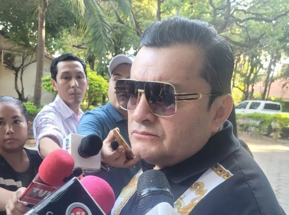 Fernández, durante un contacto con la prensa, tras emitir su voto. Foto: DTV