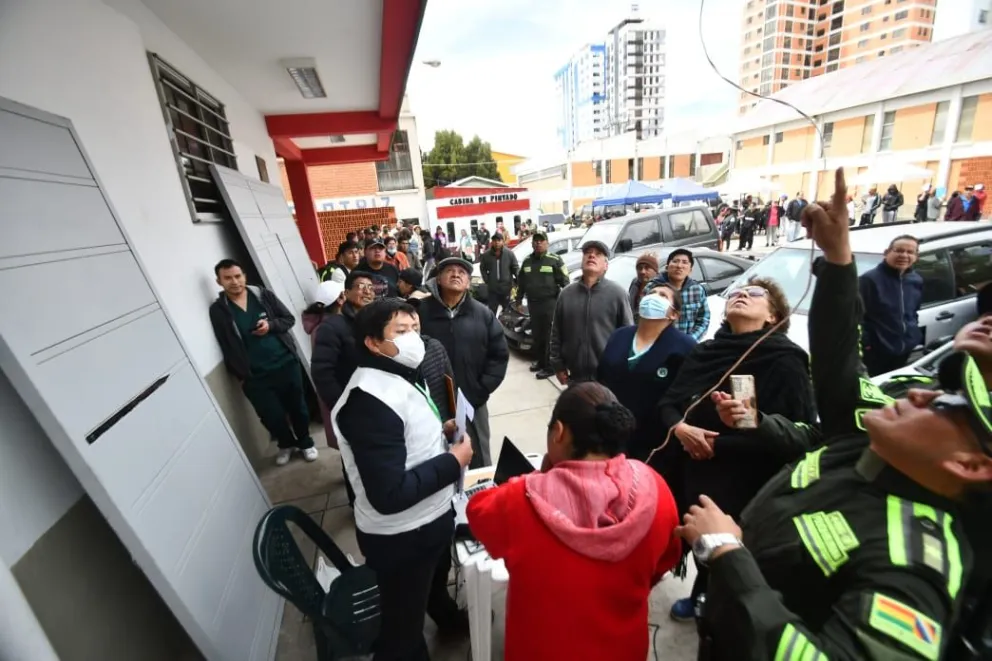 Largas filas para expender el certificado de impedimento. Foto: APG