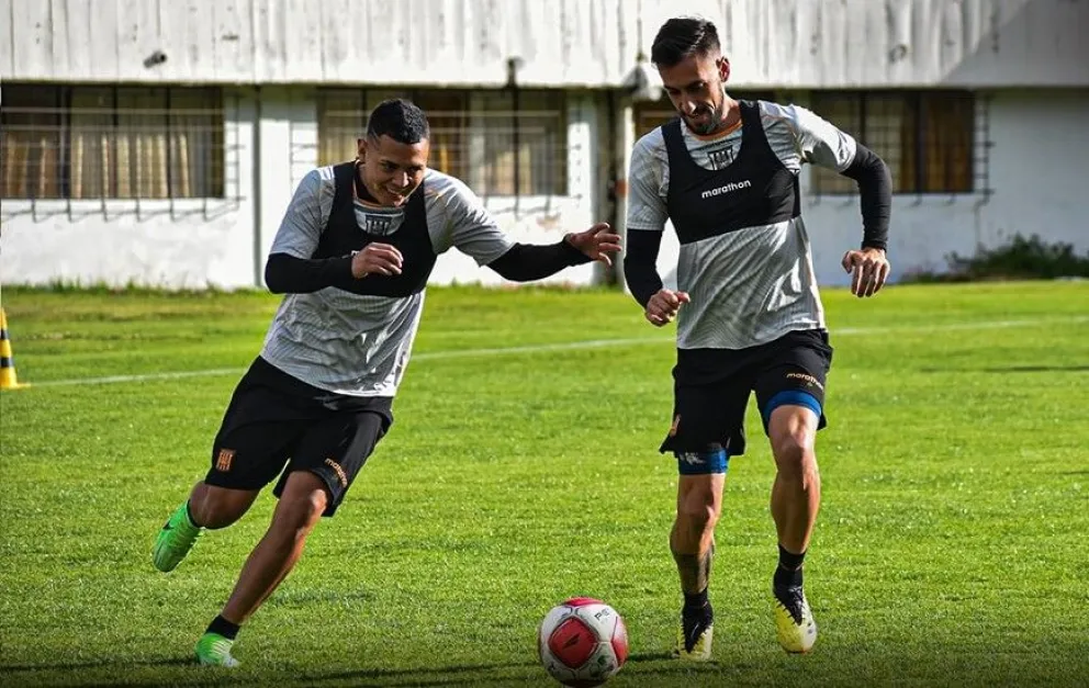 Ronald Bustos (izq.) y Luciano Urisno en uno de los últimos entrenamientos del Tigre en Achumani. Foto: club The Strongest