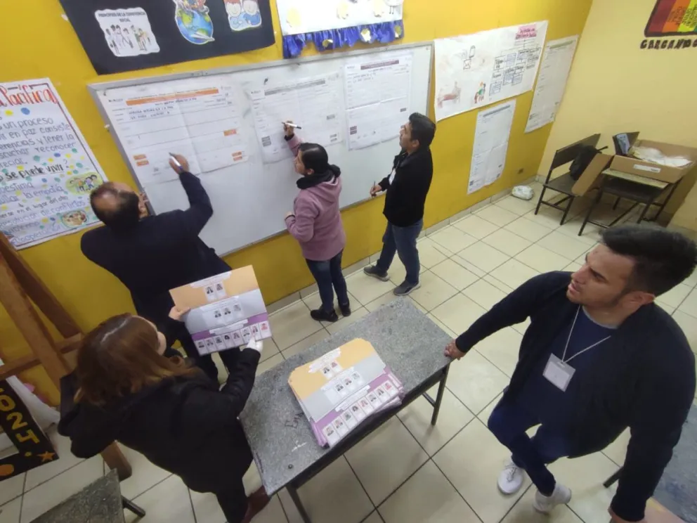 Conteo de los votos en una unidad educativa de La Paz. Foto: Paulo Lizárraga.