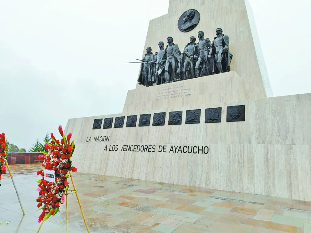 Ofrenda floral en el Monumento a la Gloria de Ayacucho. Fotos: Daniel Oropeza Alba 