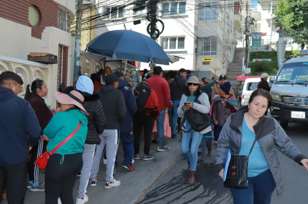 Largas filas se registran hoy en oficinas del TDE de La Paz para obtener el certificado de impedimento. Foto: APG