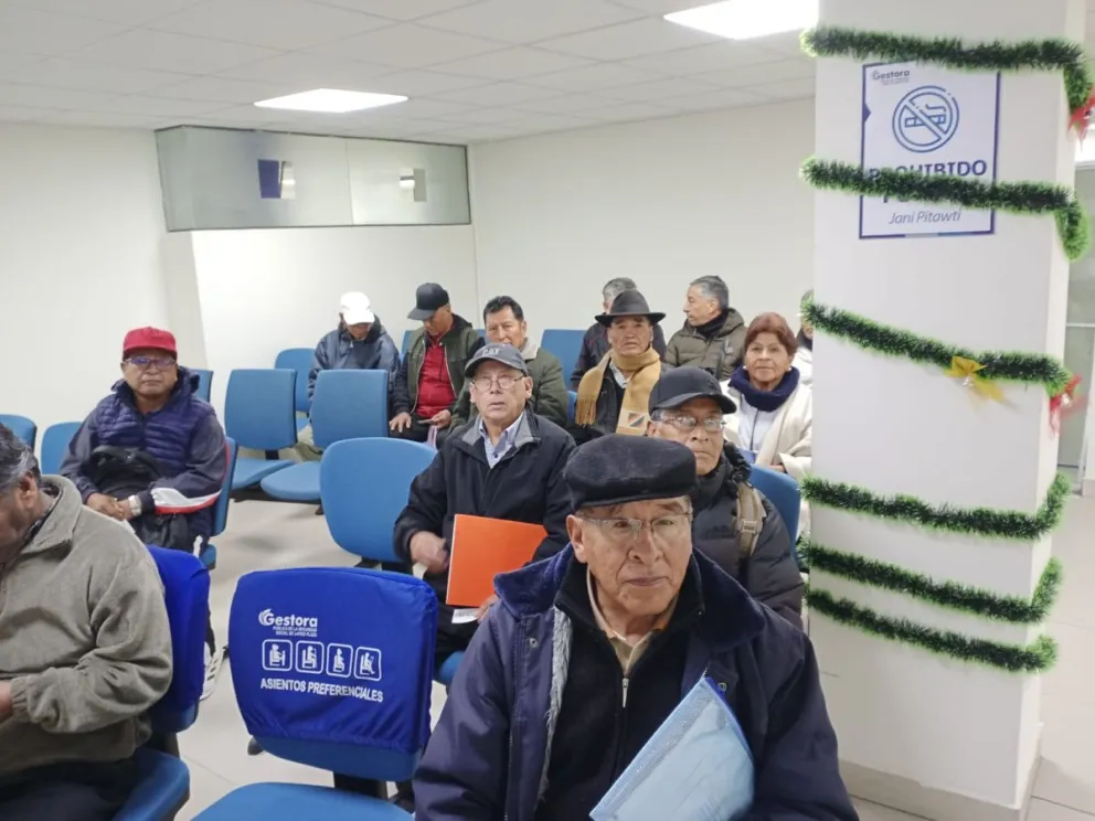 Asegurados que se jubilaron con la fracción solidaria esperan atención en oficinas de la Gestora. Foto: Confederación de Jubilados.