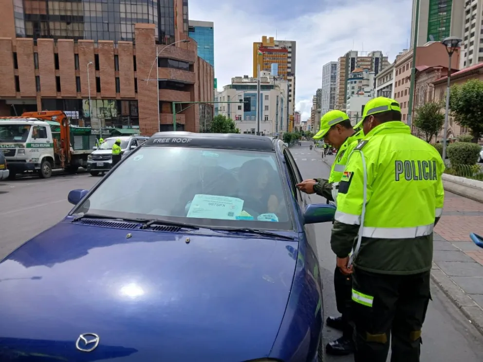 Policías de Tránsito, en los controles realizados durante las Elecciones Judiciales, el domingo. Foto; Carlos Quisbert
