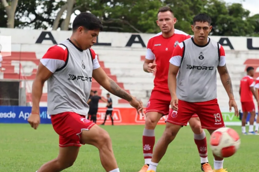 Los jugadores de Guabirá en el cierre de entrenamientos antes de medirse con Royal Pari. Foto: Guabirá
