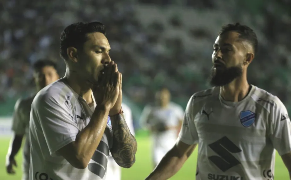 Algarañaz (izq.) y Sávio, celebran el triunfo de Bolívar en febrero pasado. Foto: APG.