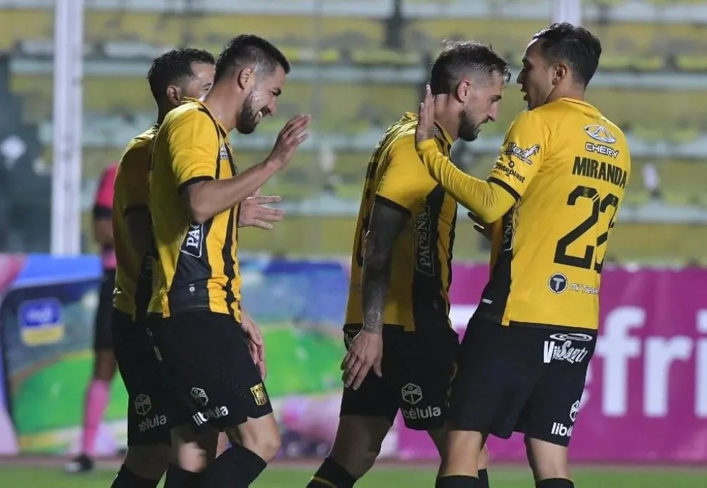 Rodrigo Ramallo y sus compañeros festejan el primer gol de The Strongest frente a Oriente. Foto: APG