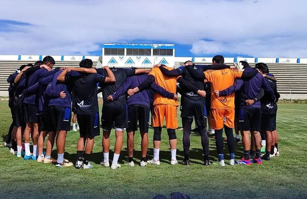 Jugadores de Gulaberto Villarroel San José en la previa de un entrenamiento.