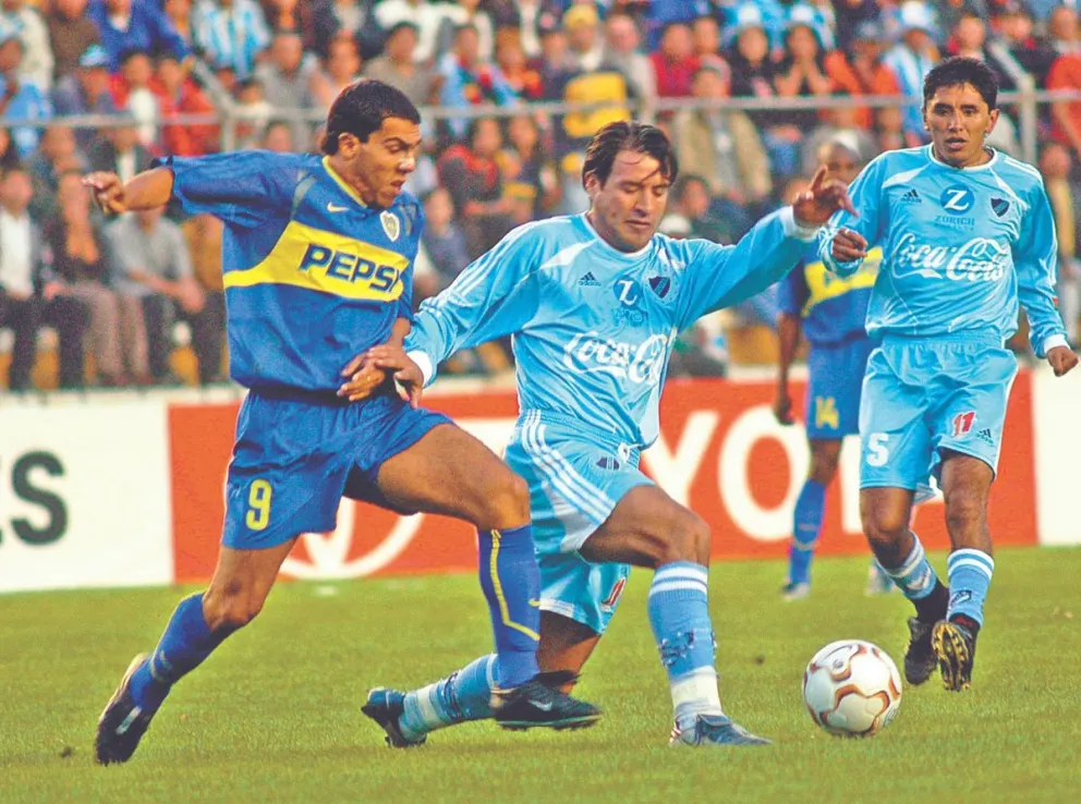 Óscar Carmelo Sánchez impone su jerarquía ante la arremetida del atacante Carlos Tévez. Foto: MC/ MMG