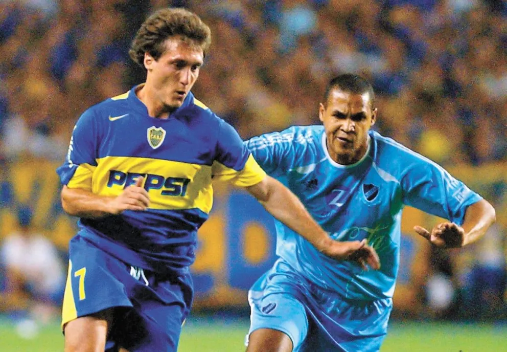 Guillermo Barros Schelotto escapa de la marca de Julio César Ferreira. Foto: Conmebol