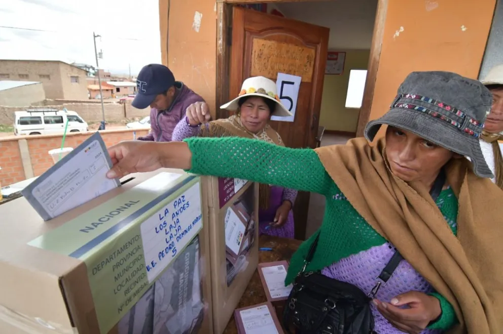 Una mujer emite su voto en las elecciones judiciales del pasado domingo. Foto: APG