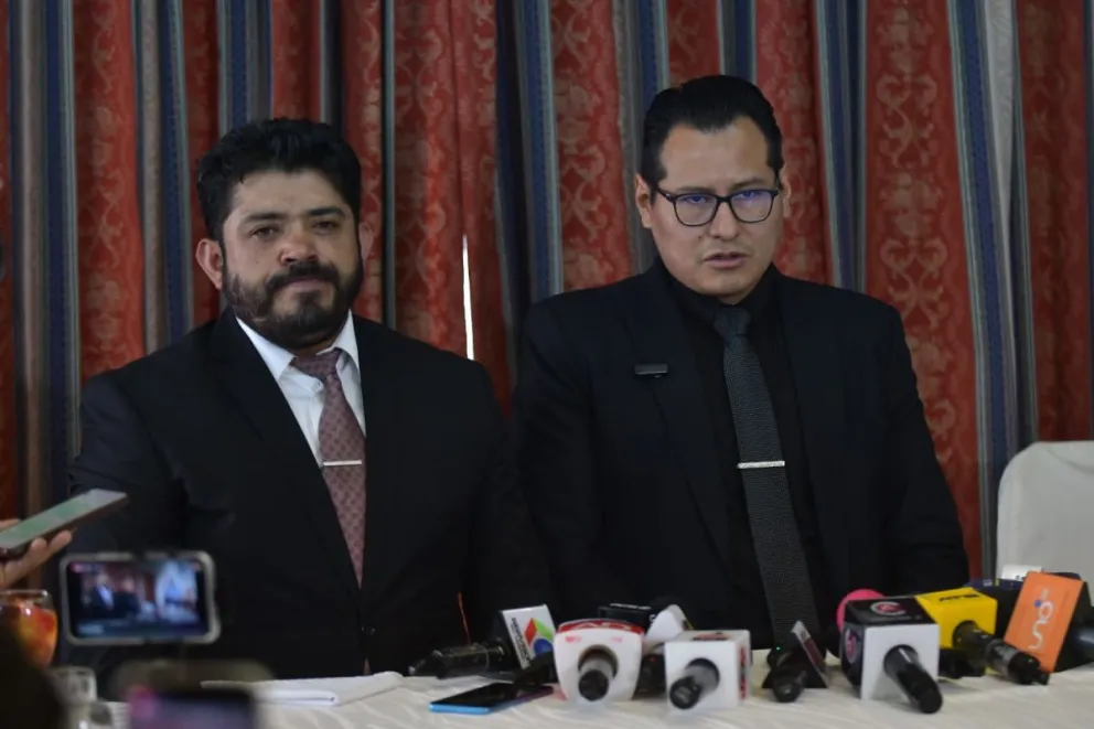 El fiscal Luis Carlos Torres (derecha) durante el anuncio del caso este martes. Foto: APG