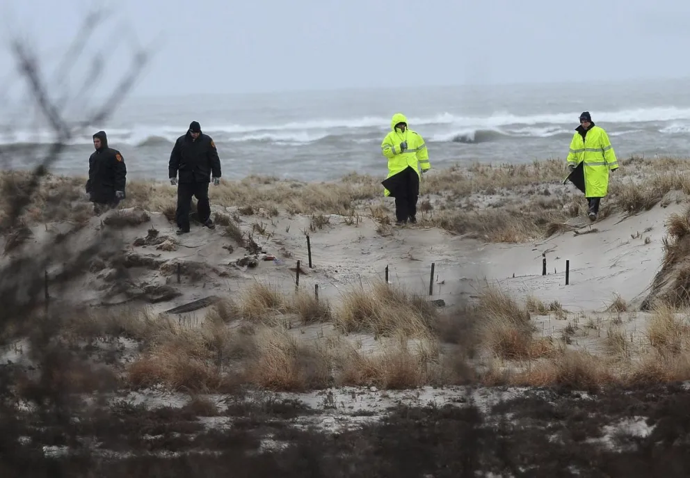 Policías registran las playas y la maleza en el condado de Suffolk, donde operaría el asesino. Foto: EFE