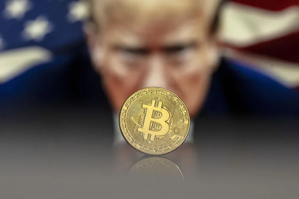 Una imagen del bitcoin simbólico con el presidente electo de EEUU, Donald Trump. Foto: EFE