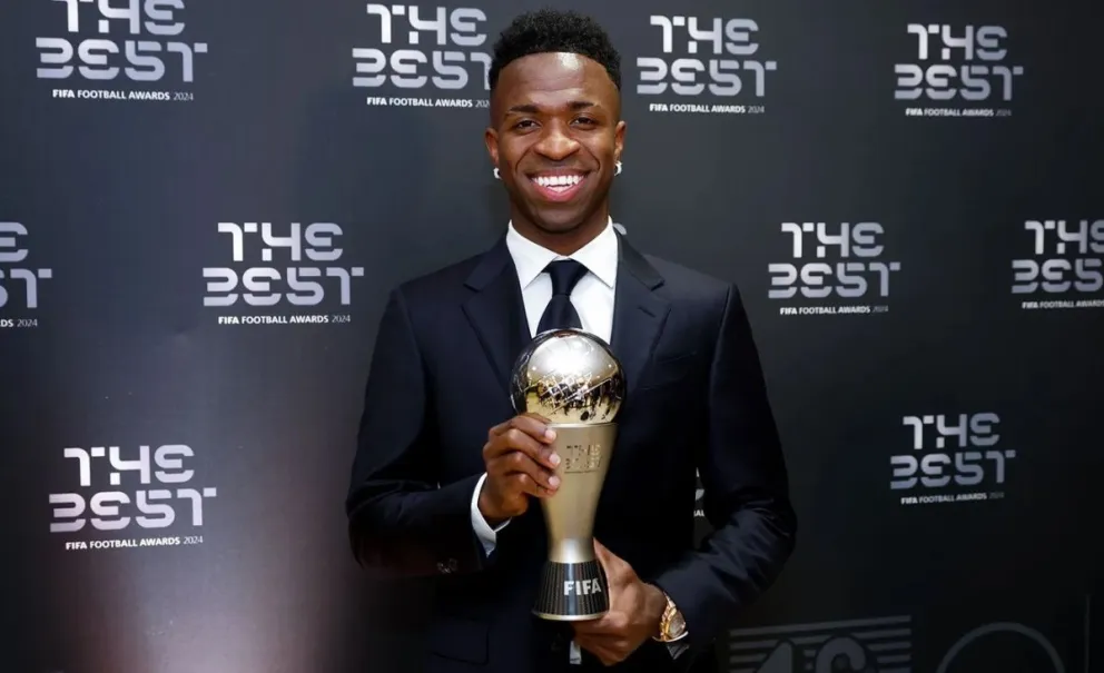 Vinicius Junior, el atacante brasileño del Real Madrid, sostiene en sus manos el premio The Best 2024. Foto: Real Madrid