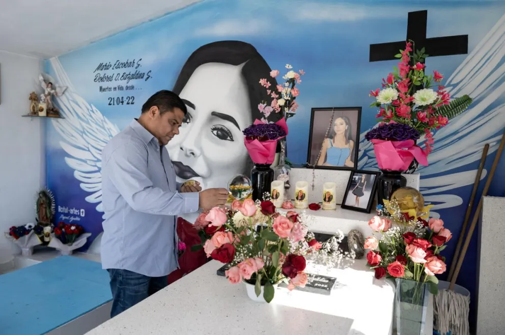 Mario Escobar, padre de Debanhi Susana Escobar Bazaldúa, visita la capilla donde descansan los restos de su hija, este lunes en el panteón municipal de Galeana (México). Foto: EFE