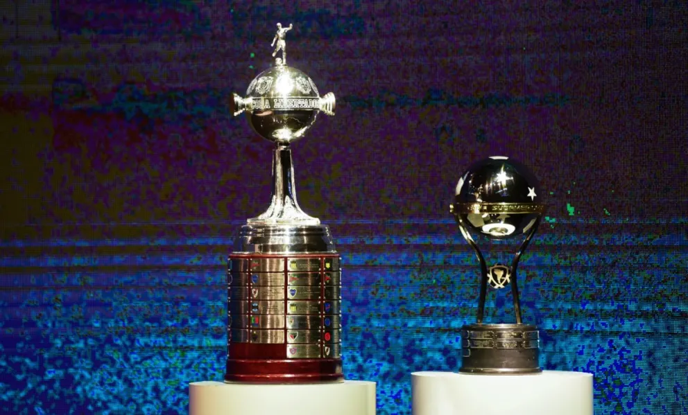 Los trofeos de la Libertadores y Sudamericana. Foto: Conmebol.