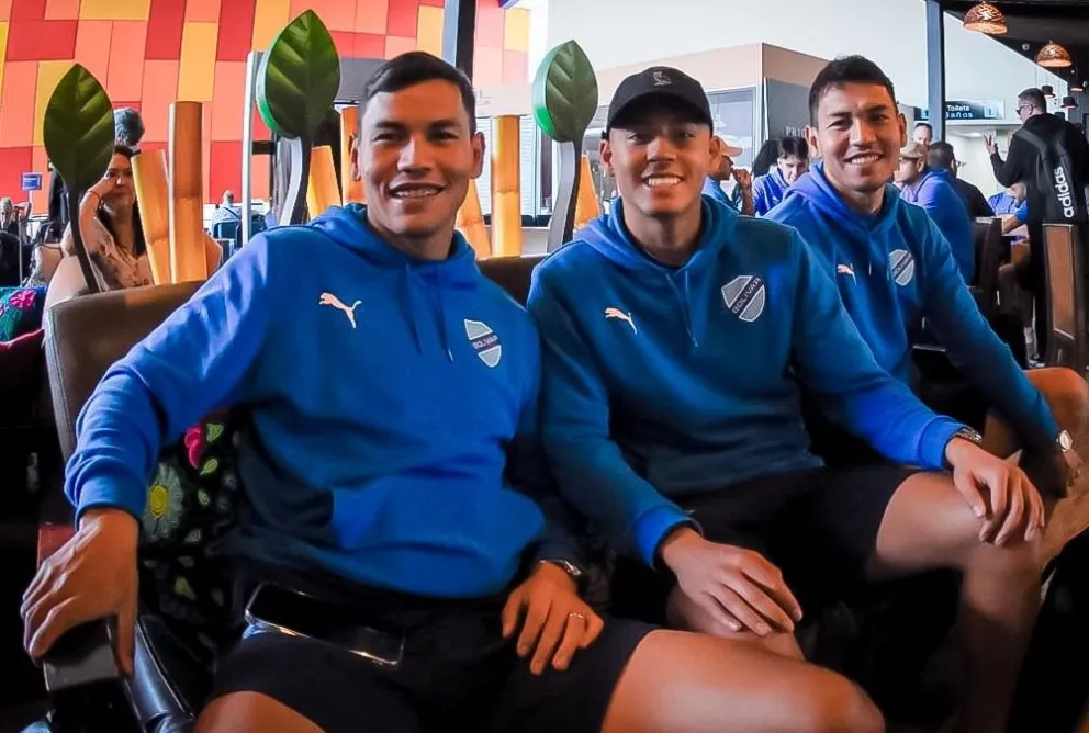 Ramiro Vaca rodeado de los mellizos Sagredo, antes del viaje a Santa Cruz. Foto: CB