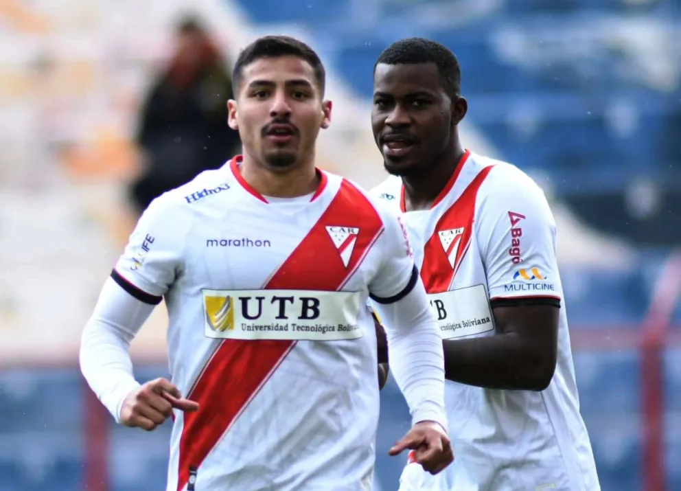 José Briceño celebra con Lucumí uno de los goles del millonario. Foto:AR