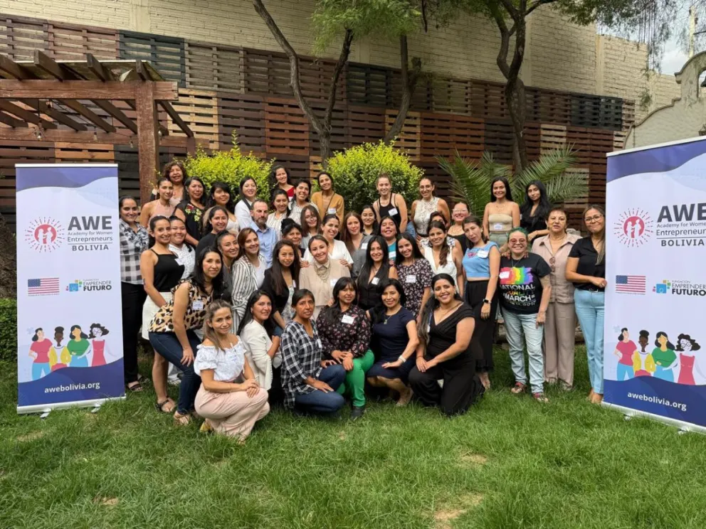 Participantes del taller para  mujeres emprendedoras que se desarrolla en Tarija. Foto: AWE.