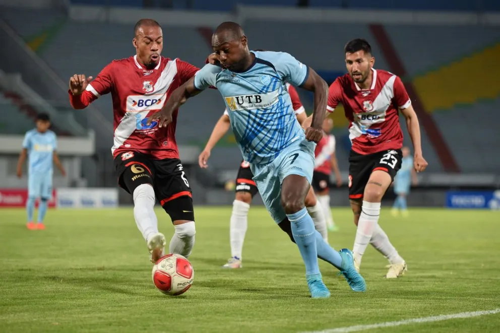 Oswaldo Blanco, delantero de Aurora, se saca la marca de dos jugadores de Nacional Potosí. Foto: APG