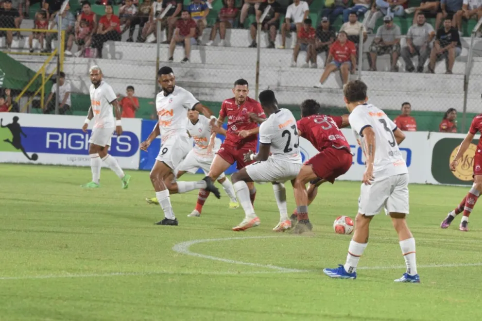 Una de las primeras acciones del encuentro jugado en el Gilberto Parada. Foto: APG.