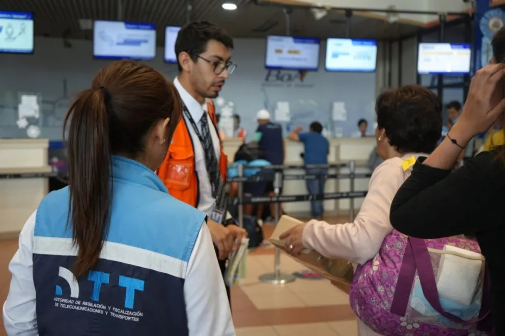 Funcionarios de la ATT realizan controles en aeropuertos. Foto: ATT