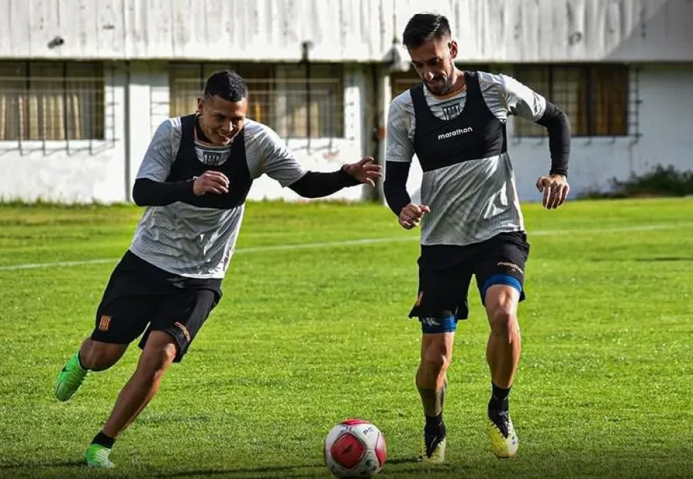 Bustos (izq.) y Ursino se perfilan para ser titulares en el Tigre. Foto: The Strongest.