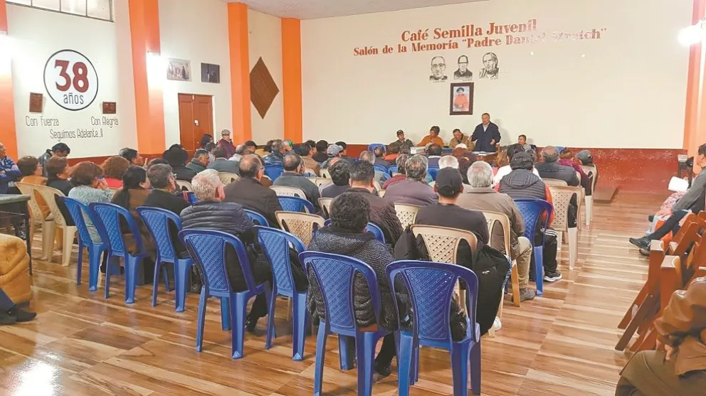 Una asamblea de los miembros de la Asociación Arcoíris, que agrupa a unas 600 víctimas de la estafa al Focssap. Foto: Asociación Arcoíris