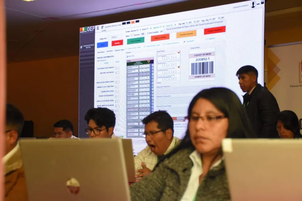 Técnicos del Órgano Electoral trabajan en el cómputo de actas. Foto: APG