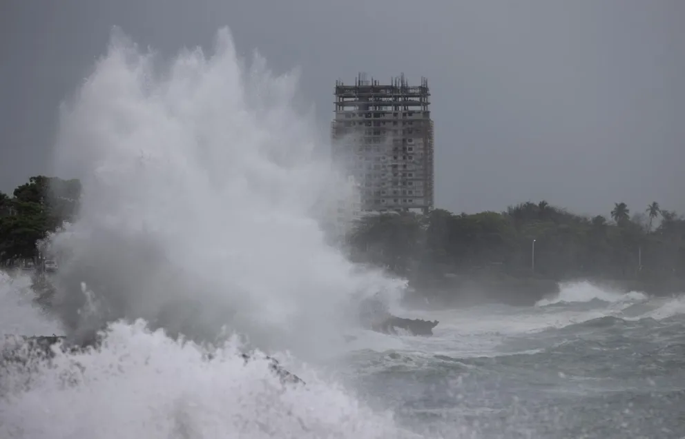 Un intenso oleaje en medio del huracán Beryl, en Santo Domingo (República Dominicana). Foto: EFE