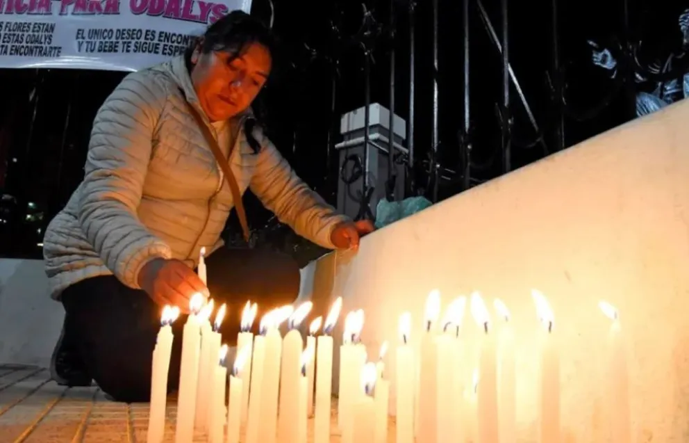 Mabel Quispe, madre de Odalys, durante la vigilia realizada el día de su cumpleaños. Foto: APG
