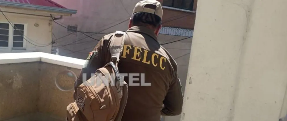 Agentes de la policía en un inmueble vinculado a Quintana. Foto: Unitel