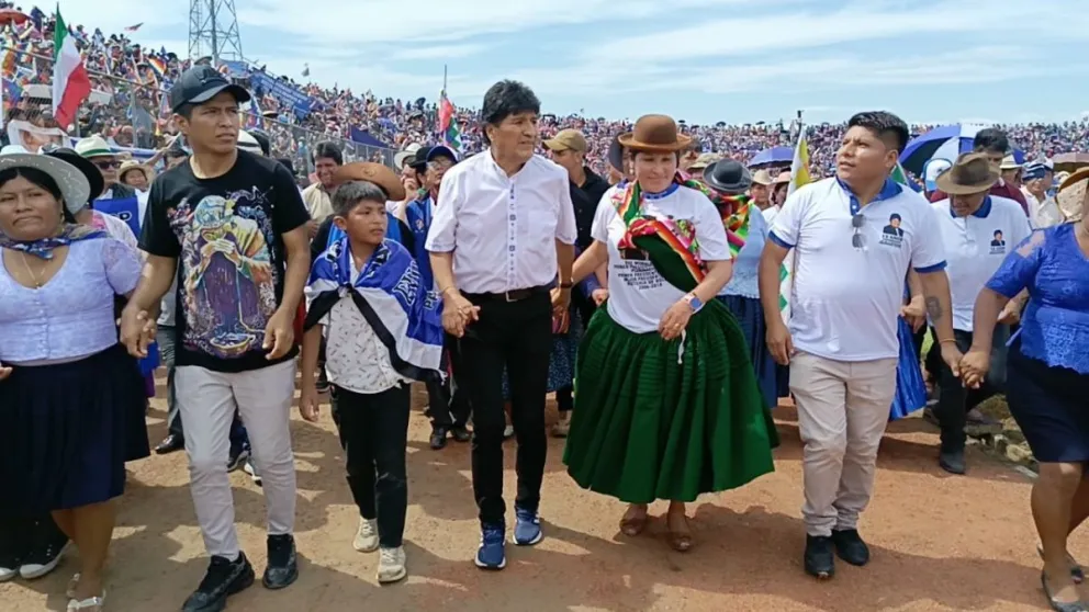 Evo Morales junto a Andrónico Rodríguez y otras personas en Chimoré, este miércoles. Foto: RKC 