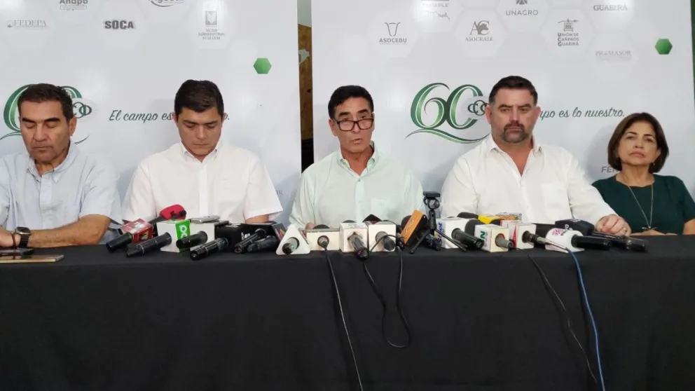 El presidente de la Cámara Agropecuaria del Oriente (CAO), José Luis Farah (centro), hace una evaluación del sector en 2024. Foto: CAO