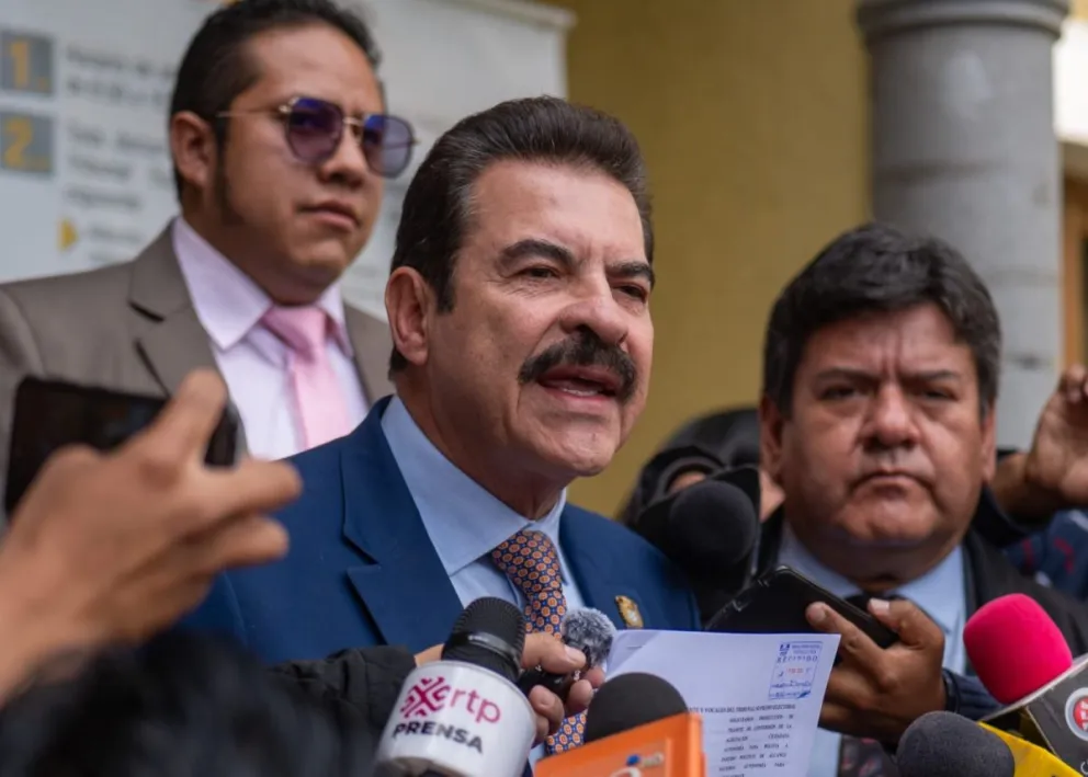 Reyes Villa, durante un contacto con la prensa, tras la presentación de firmas para la personería de Súmate. Foto: APB Súmate