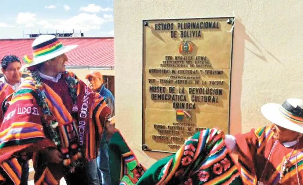 El entonces presidente Evo Morales destapa la plaqueta del museo de Orinoca. Foto: Los Tiempos