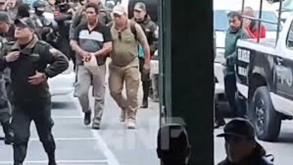 Humberto Claros, dirigente "evista", es trasladado a la ciudad de La Paz, luego de haber sido aprehendido en Cochabamba. Foto: RRSS