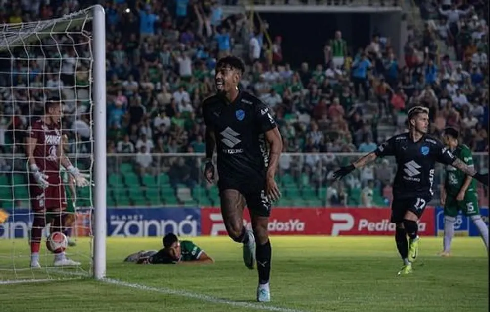 El brasileño Gomes celebra su gol a Oriente en Santa Cruz. Foto: Club Bolívar.