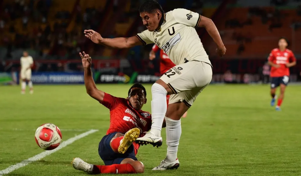 Una incidencia del juego disputado este miércoles en Cochabamba. Foto: APG.