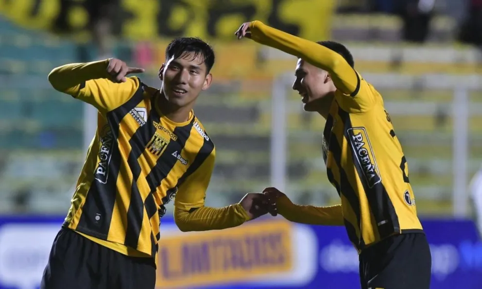 Jeyson Chura (izq.) y Gabriel Sotomayor festejan el tercer gol de The Strongest. Foto: APG