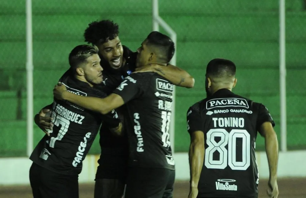 Gomes (centro) celebra uno de sus goles junto a sus compañeros. Foto: APG.