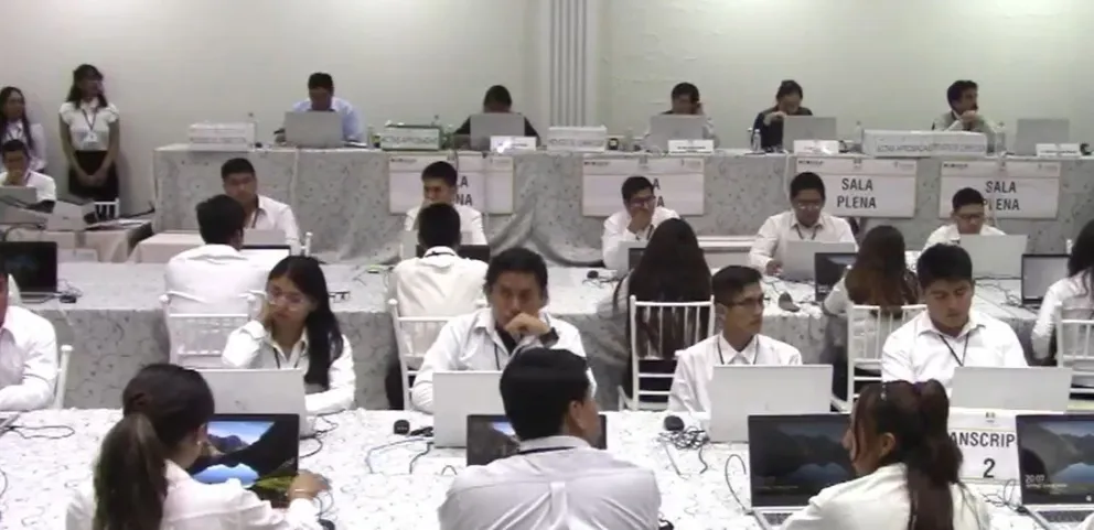 Personal del Órgano Electoral trabaja en el conteo de votos. Foto: captura TSE